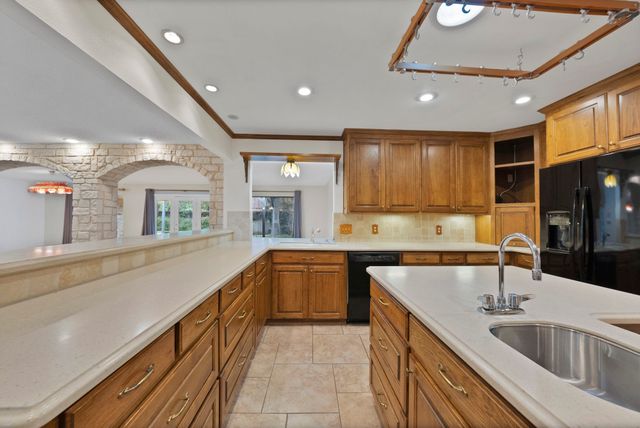 1008 Loch Lomond Drive, Arlington, TX 76012