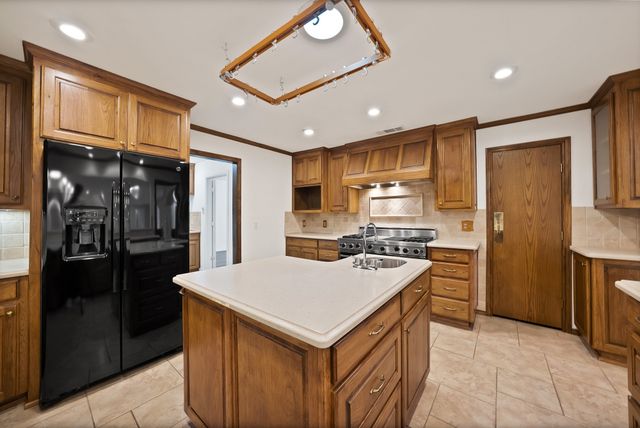 1008 Loch Lomond Drive, Arlington, TX 76012