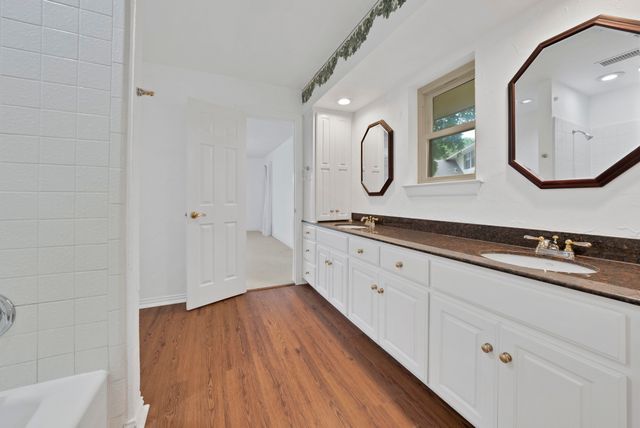 1008 Loch Lomond Drive, Arlington, TX 76012