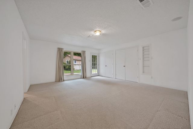 1008 Loch Lomond Drive, Arlington, TX 76012