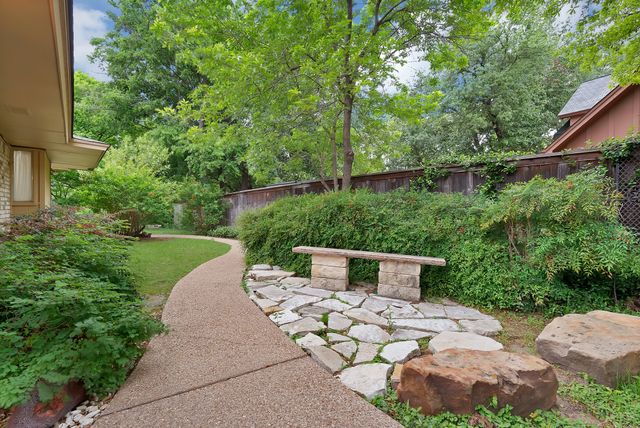 1008 Loch Lomond Drive, Arlington, TX 76012