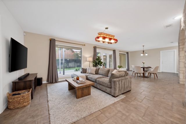 1008 Loch Lomond Drive, Arlington, TX 76012