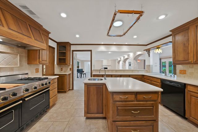 1008 Loch Lomond Drive, Arlington, TX 76012