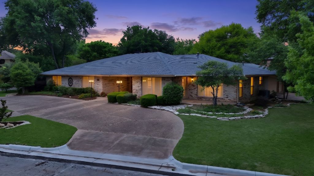 1008 Loch Lomond Drive, Arlington, TX 76012