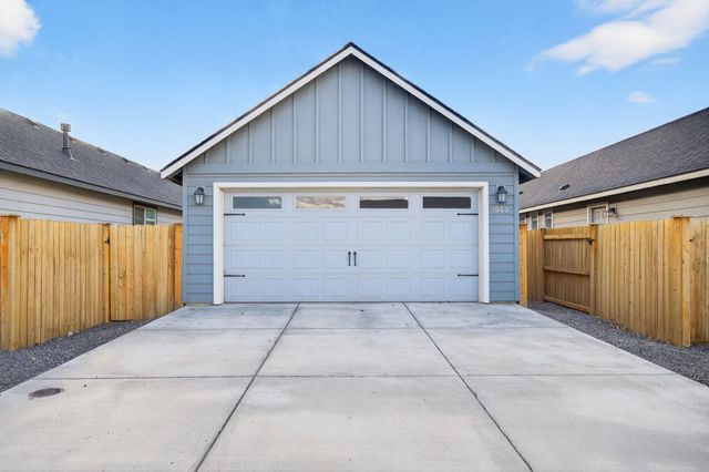 949 NW Upas Avenue, Redmond, OR 97756