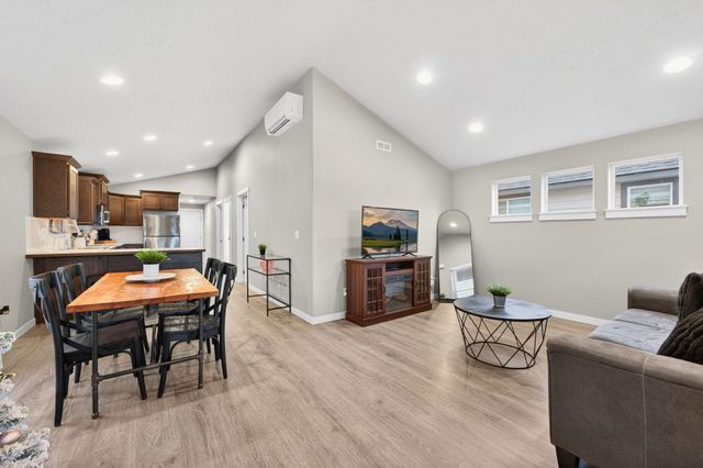 949 NW Upas Avenue, Redmond, OR 97756