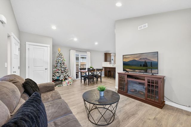 949 NW Upas Avenue, Redmond, OR 97756