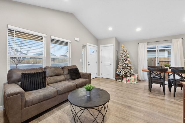 949 NW Upas Avenue, Redmond, OR 97756