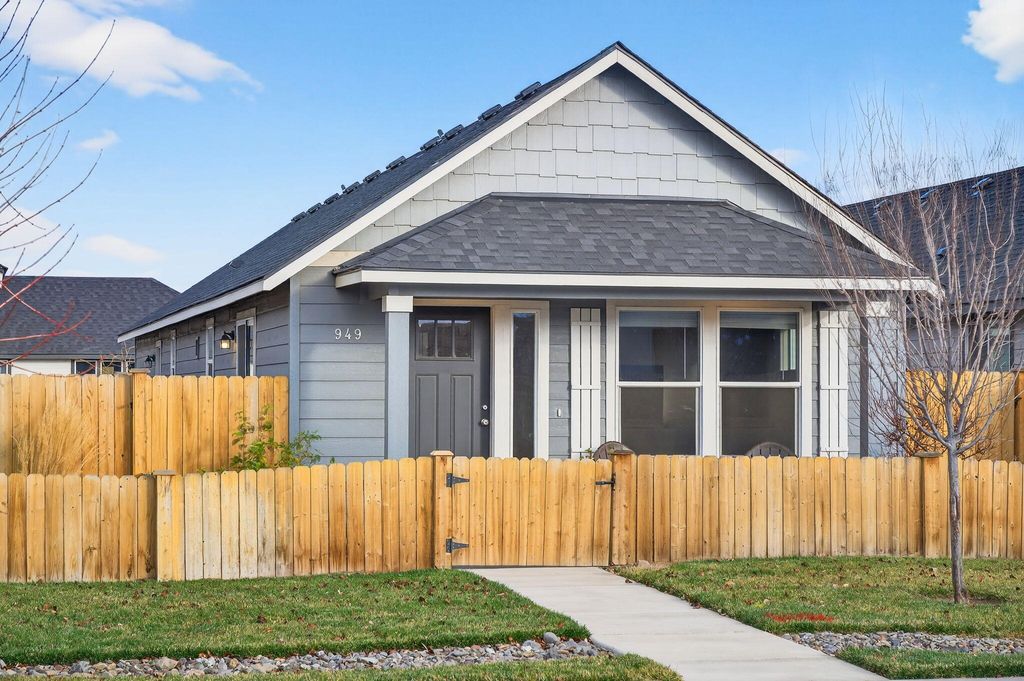 949 NW Upas Avenue, Redmond, OR 97756