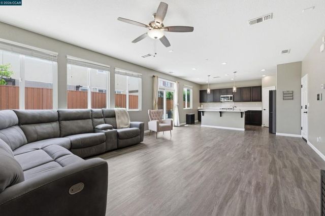 300 Coolcrest Dr, Oakley, CA 94561