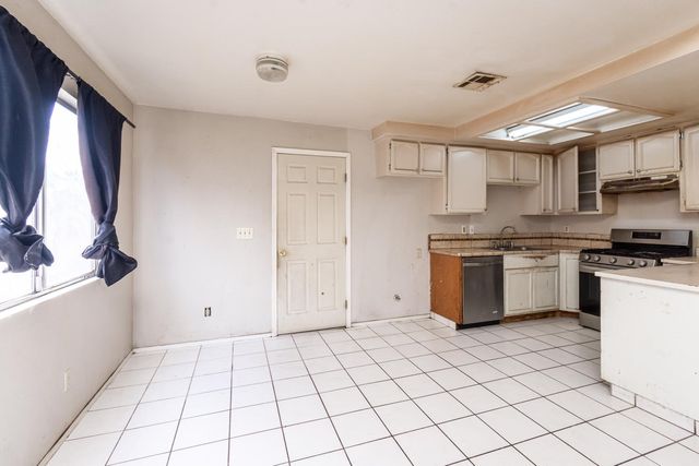 421 Lindsay Ave, Sacramento, CA 95838