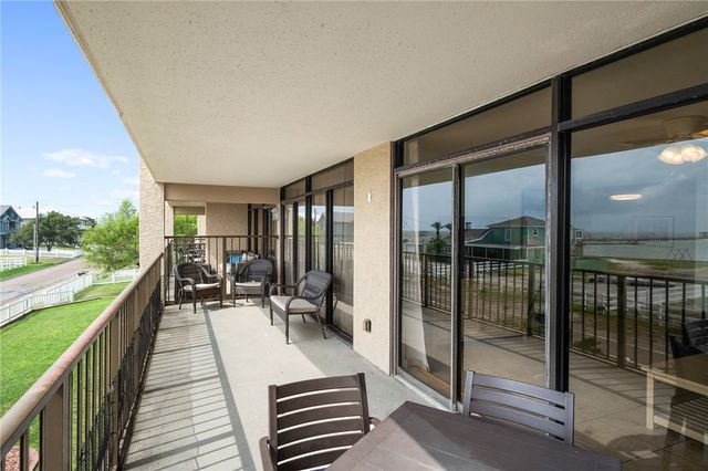 1021 S Water St 214, Rockport, TX 78382