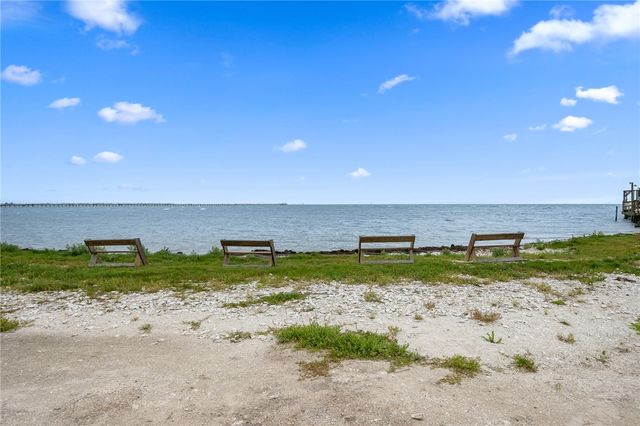 1021 S Water St 214, Rockport, TX 78382