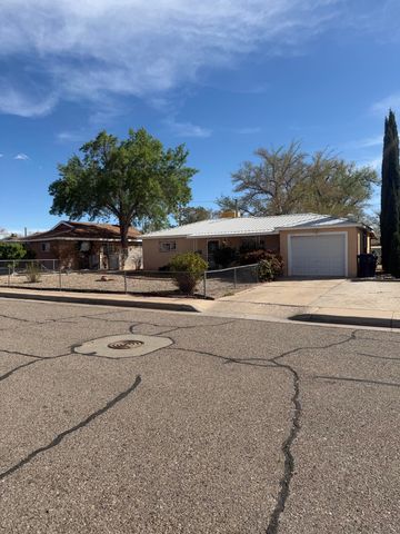 9018 Phoenix Avenue NE, Albuquerque, NM 87112