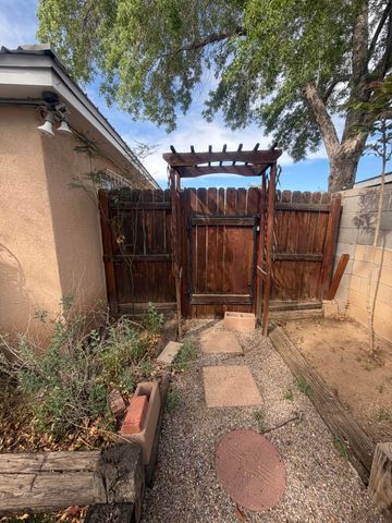 9018 Phoenix Avenue NE, Albuquerque, NM 87112