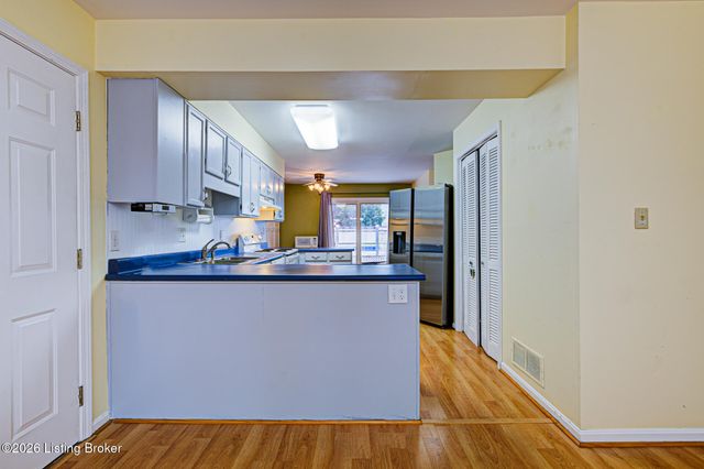 6500 Five Forks Dr, Pewee Valley, KY 40056