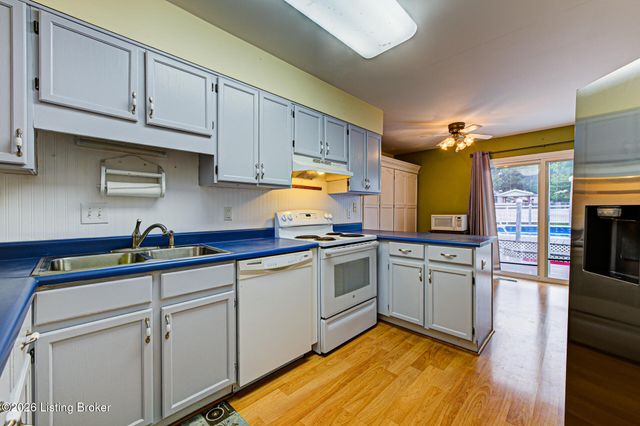 6500 Five Forks Dr, Pewee Valley, KY 40056