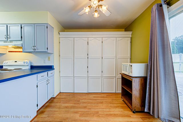 6500 Five Forks Dr, Pewee Valley, KY 40056