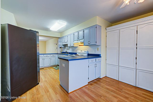 6500 Five Forks Dr, Pewee Valley, KY 40056