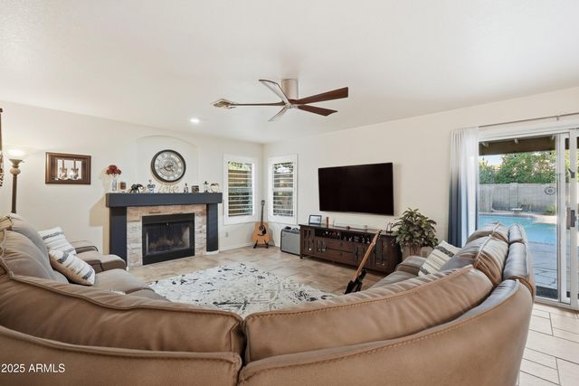 4714 E ROCKLEDGE Road, Phoenix, AZ 85044