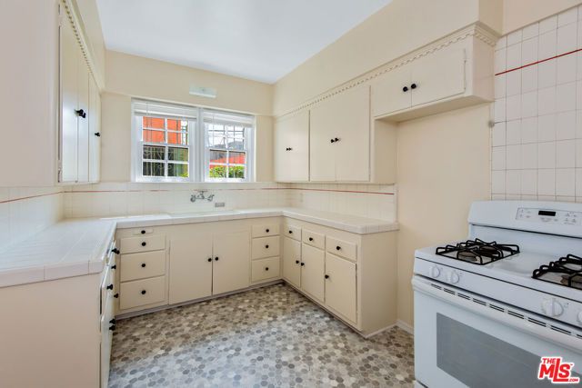 133 S Sweetzer Avenue, Los Angeles, CA 90048