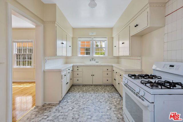 133 S Sweetzer Avenue, Los Angeles, CA 90048