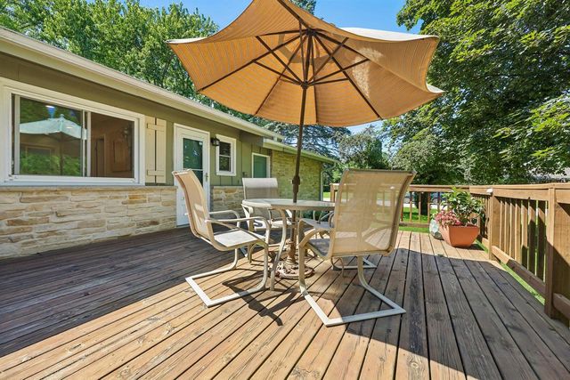 601 W Grand AVENUE, Thiensville, WI 53092