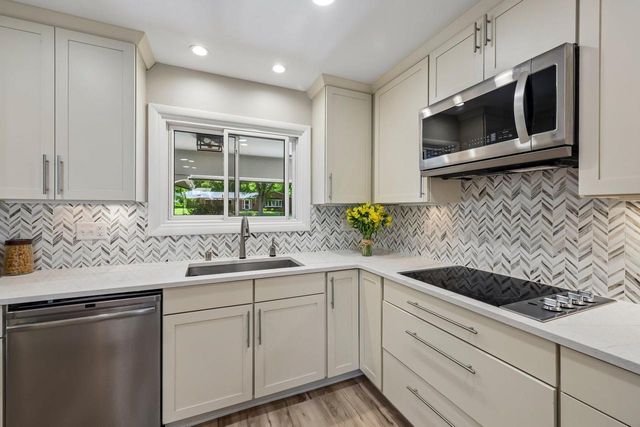 601 W Grand AVENUE, Thiensville, WI 53092