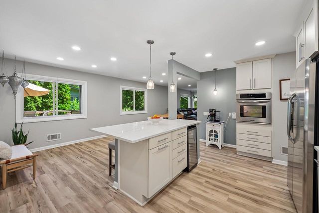 601 W Grand AVENUE, Thiensville, WI 53092