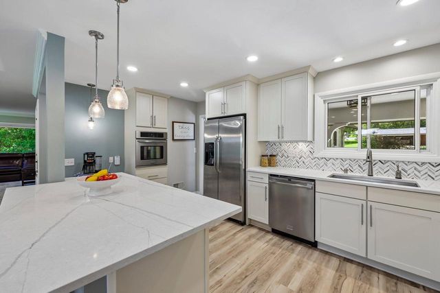 601 W Grand AVENUE, Thiensville, WI 53092