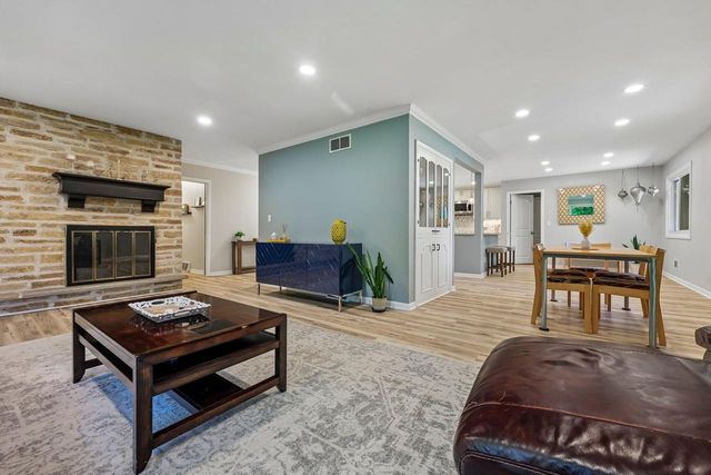 601 W Grand AVENUE, Thiensville, WI 53092