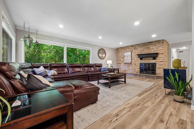 601 W Grand AVENUE, Thiensville, WI 53092