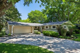 601 W Grand AVENUE, Thiensville, WI 53092