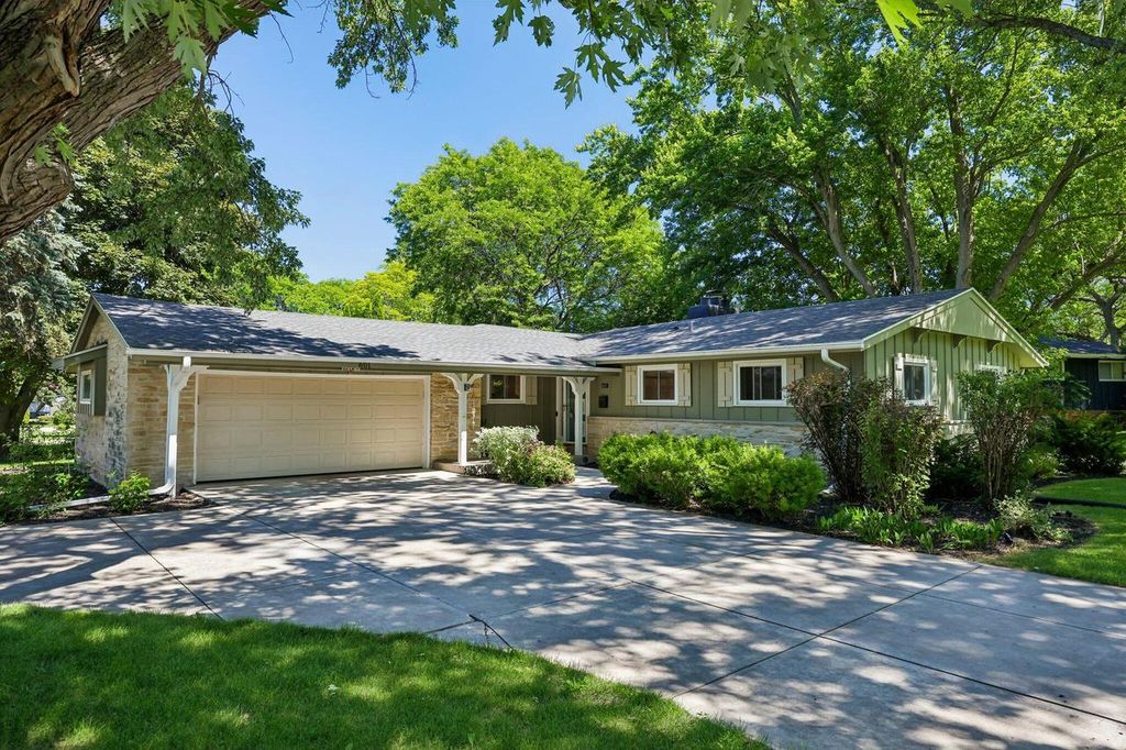 601 W Grand AVENUE, Thiensville, WI 53092