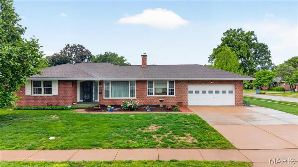 350 W Saint Anthony Lane, Florissant, MO 63031