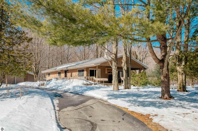 10667 S Timberlee Drive, Traverse City, MI 49684