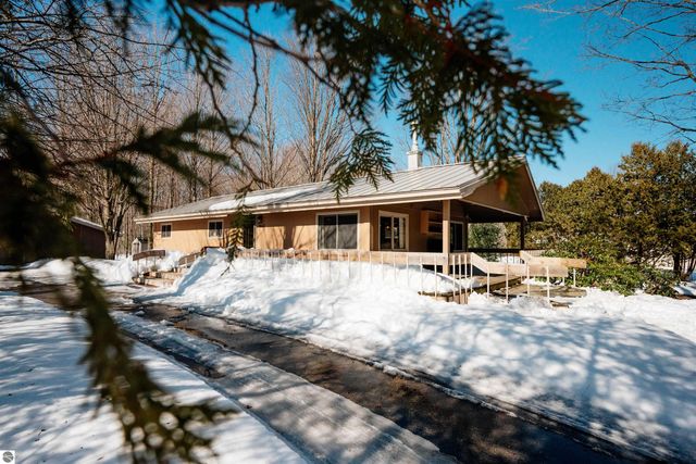 10667 S Timberlee Drive, Traverse City, MI 49684