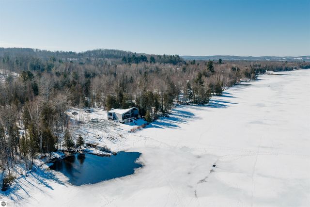 10667 S Timberlee Drive, Traverse City, MI 49684