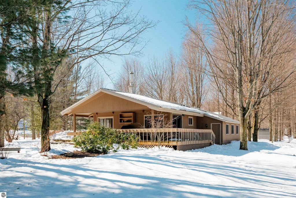 10667 S Timberlee Drive, Traverse City, MI 49684