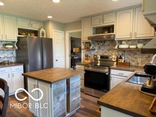 5752 Columbia Circle S, Greenwood, IN 46142