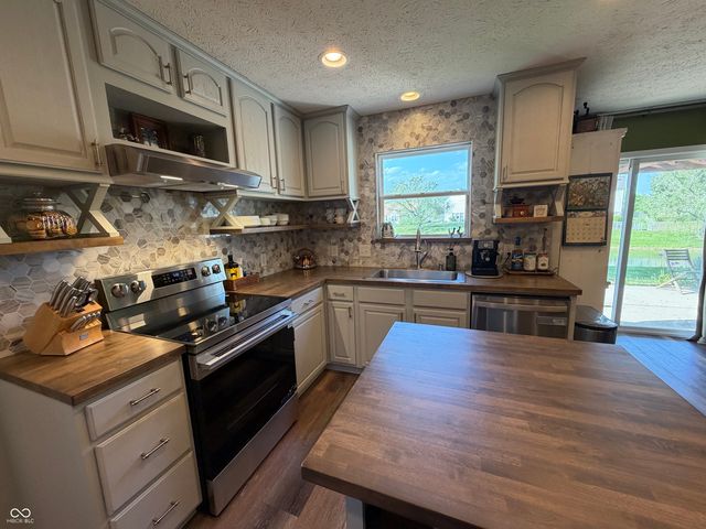 5752 Columbia Circle S, Greenwood, IN 46142