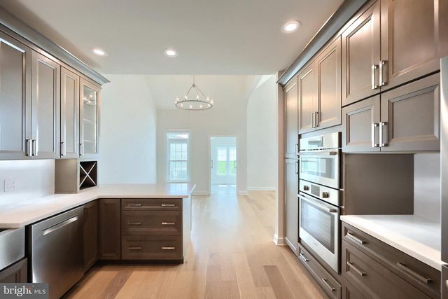 1100 TURNBERRY LN, York, PA 17403