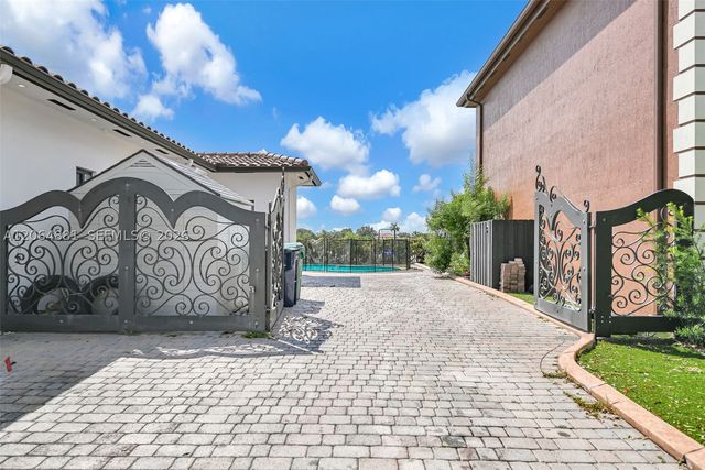 20027 NW 85th Ave, Hialeah, FL 33015