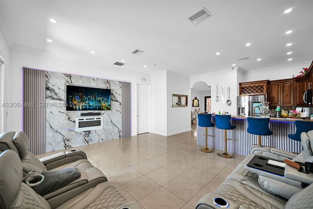 20027 NW 85th Ave, Hialeah, FL 33015
