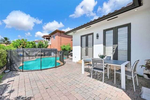 20027 NW 85th Ave, Hialeah, FL 33015