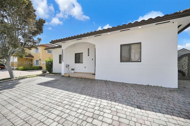 20027 NW 85th Ave, Hialeah, FL 33015
