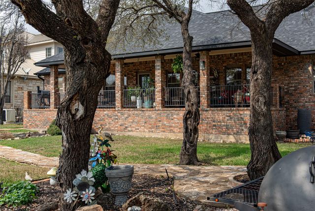 105 Wallace Riddell DR, Burnet, TX 78611