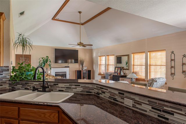 105 Wallace Riddell DR, Burnet, TX 78611