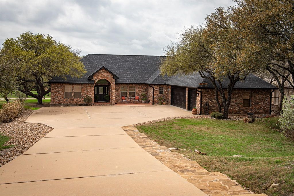 105 Wallace Riddell DR, Burnet, TX 78611