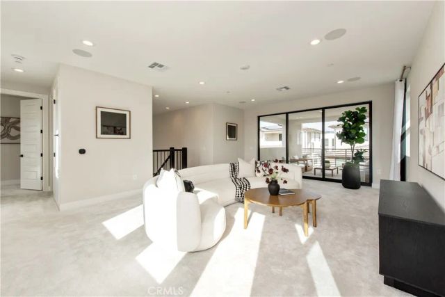 216 Stage, Irvine, CA 92618